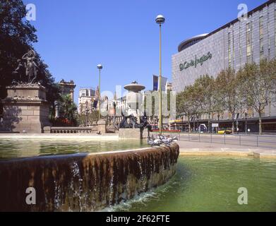 El Corte Ingles grande magazzino e fontana di notte, Plaça Catalunya, Barcellona, Provincia di Barcellona, Catalogna, Spagna Foto Stock