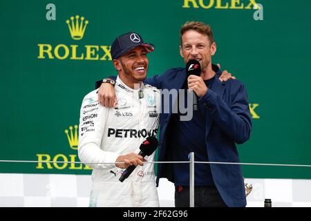 HAMILTON Lewis (gbr) Mercedes W08 Hybrid EQ Power+ team Mercedes GP ambiance ritratto BUTTON Jenson (gbr) pilota di riserva McLaren Honda MCL32 ambience ritratto podio ambiance durante il Campionato del mondo di Formula uno 2017, Gran Premio d'Inghilterra dal 13 al 16 luglio, a Silverstone, Gran Bretagna - Foto Frederic le Floc'h / DPPI Foto Stock