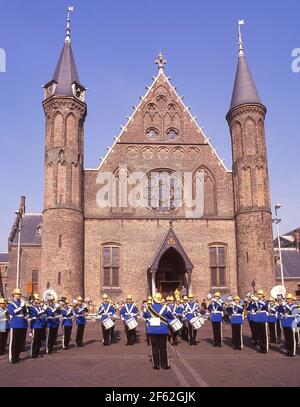 Banda di ottone di fronte all'edificio Ridderzaal, l'Aia, Zuid-Holland, Regno dei Paesi Bassi Foto Stock