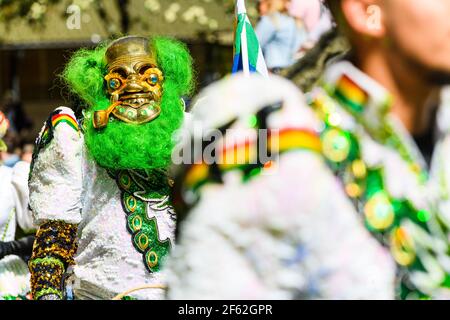 HAMMARKULLEN, SVEZIA - 25 MAGGIO 2019: Uomo mascherato colorato nel carnevale annuale di Hammarkullen, Svezia Foto Stock