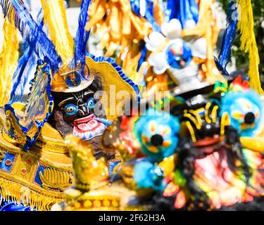 HAMMARKULLEN, SVEZIA - 25 MAGGIO 2019: Uomo mascherato colorato nel carnevale annuale di Hammarkullen, Svezia Foto Stock