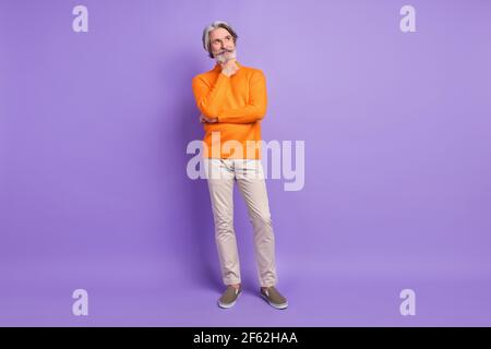 Foto corpo intero di uomo maturo mano toccare mento pensare dream look spazio vuoto isolato su sfondo di colore viola Foto Stock