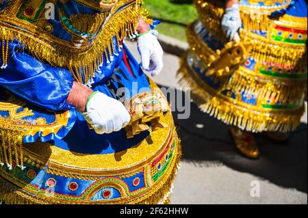 HAMMARKULLEN, SVEZIA - 25 MAGGIO 2019: Volto di una bella regina di carnevale nel carnevale annuale a Hammarkullen, Svezia Foto Stock