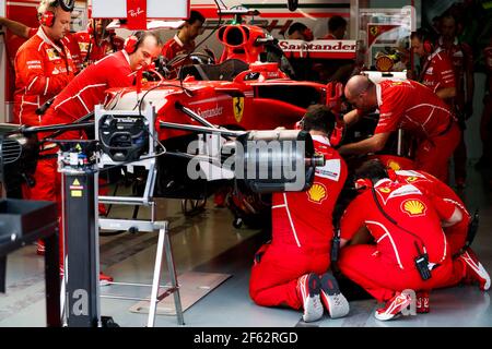 VETTEL Sebastian (ger) Ferrari SF70-H team scuderia Ferrari, meccanica al lavoro che cambia il motore prima delle qualifiche nel campionato del mondo di Formula 1 FIA 2017, Gran Premio della Malesia, a Sepang dal 28 settembre al 1 ottobre - Foto Florent Gooden/DPPI Foto Stock