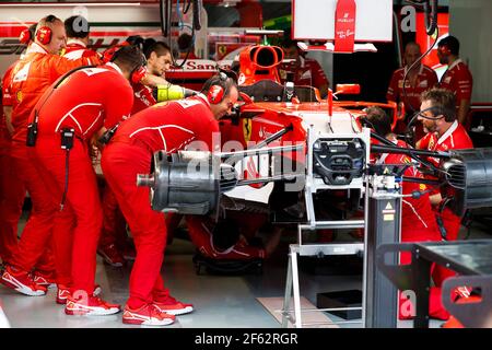 VETTEL Sebastian (ger) Ferrari SF70-H team scuderia Ferrari, meccanica al lavoro che cambia il motore prima delle qualifiche nel campionato del mondo di Formula 1 FIA 2017, Gran Premio della Malesia, a Sepang dal 28 settembre al 1 ottobre - Foto Florent Gooden/DPPI Foto Stock