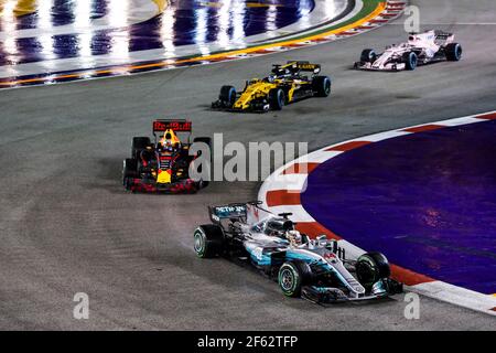 HAMILTON Lewis (gbr) Mercedes W08 Hybrid EQ Power+ team Mercedes GP, RICCIARDO Daniel (aus) Red Bull Tag Heuer RB13, HULKENBERG Nico (ger) Renault F1 RS17 Renault Sport F1 team, azione durante il Campionato del mondo di Formula uno 2017, Gran Premio di Singapore dal 14 al 17 settembre a Singapour - Foto Florent Gooden / DPPI Foto Stock