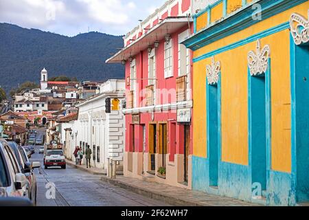 Strada con negozi colorati ed edifici coloniali nella città messicana San Cristóbal de las Casas / Jovel, Chiapas, Messico meridionale Foto Stock