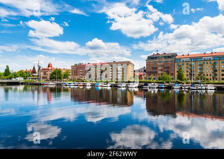 Edifici nella città di Halmstad di fronte al fiume Still, Svezia Foto Stock