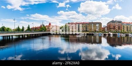 Edifici nella città di Halmstad di fronte al fiume Still, Svezia Foto Stock