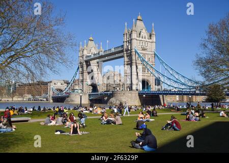 Londra, Regno Unito. 29 marzo 2021. La gente gode del sole nel Potters Fields Park vicino al Tower Bridge a Londra. Le persone affollano gli spazi aperti in una giornata calda, mentre le regole di blocco sono rilassate in Inghilterra. Credit: SOPA Images Limited/Alamy Live News Foto Stock