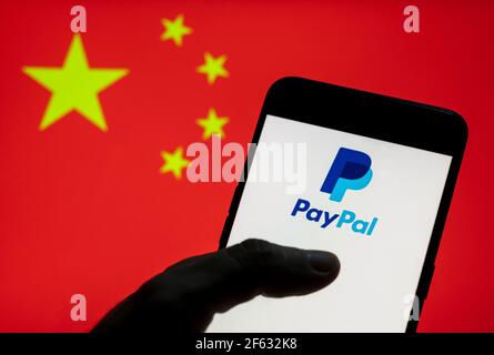 Cina. 28 Marzo 2021. In questa illustrazione fotografica la piattaforma di pagamento online americana, il logo Paypal visto su un dispositivo mobile Android con bandiera della Repubblica popolare Cinese sullo sfondo. (Foto di Budrul Chukrut/SOPA Images/Sipa USA) Credit: Sipa USA/Alamy Live News Foto Stock