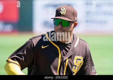 San Diego Padres terzo baseman Manny Machado (13) durante una partita di allenamento primaverile contro gli Indiani Cleveland, domenica 28 marzo 2021, a Phoenix, AZ. Foto Stock