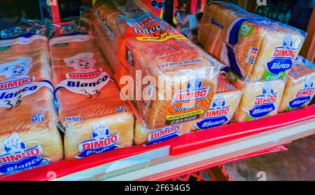 Bimbo toast pane bianco confezionamento nel supermercato a Playa del Carmen in Messico. Foto Stock