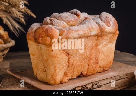 Bella pagnotta di pane bianco con riccia in legno sfondo Foto Stock