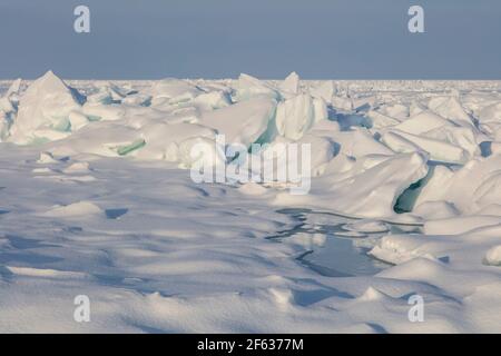 Ice build-up, stretto di Mackinac, tra il lago Michigan e il lago Huron, Michigan, USA, febbraio, di James D Coppinger/Dembinsky Photo Assoc Foto Stock