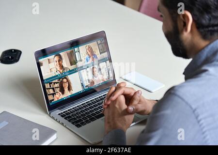 Uomo d'affari indiano che ha riunione virtuale del team su videoconferenza chiamata. Foto Stock