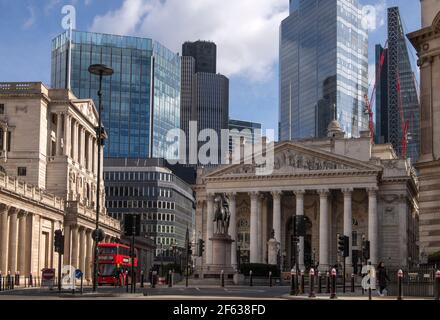 Città di Londra Inghilterra Regno Unito marzo 2021 Città deserta di Londra durante la chiusura del Covid 19 nel 2021 la Banca Giunzione che mostra la Banca d'Inghilterra sul Foto Stock