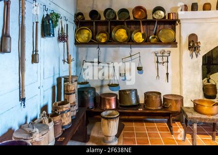 Interni del Castello di Bauska - cucina con ottone, ferro da stiro e attrezzature da cucina in legno Foto Stock