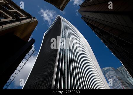 Città di Londra Inghilterra UK marzo 2021 20 Fenchurch Street conosciuta anche come l'edificio Walki Talkie. Wikipedia: 20 Fenchurch Street è un grattacielo commerciale Foto Stock