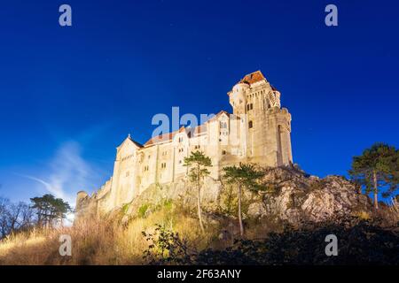 Maria Enzersdorf: Castello del Liechtenstein, luna piena ascendente (a sinistra), parco naturale Naturpark Föhrenberge a Wienerwald, Bosco di Vienna, Niederösterreich, L. Foto Stock