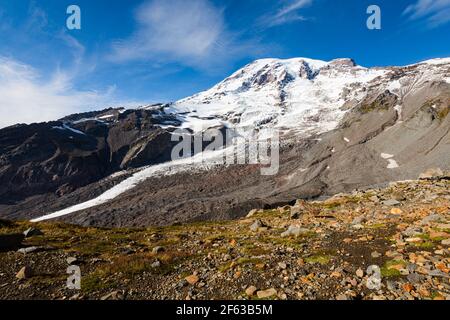 Monte Rainier visto dal sentiero Skyline a fine autunno Mostra il ghiacciaio Nisqually che scorre dalla vetta vulcanica Foto Stock