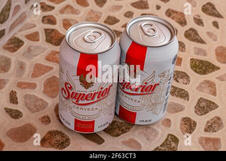 Lattine di birra messicana caraibiche superiori da Playa del Carmen. Foto Stock