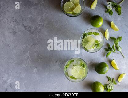 Vista dall'alto dei cocktail Mojito con Limes e Mint on Superficie grigia Foto Stock