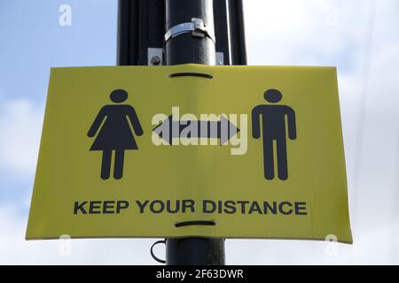 Londra, Regno Unito. 26 Marzo 2021. Un cartello 'Keep Your Distance' visto a Londra. (Foto di Dinendra Haria /SOPA Images/Sipa USA) Credit: Sipa USA/Alamy Live News Foto Stock