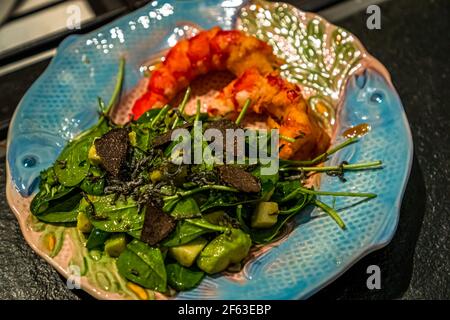 La carne dei carabineros viene servita insieme all'insalata di spinaci, all'avocado, alla salsa al tartufo bianco e al tartufo nero d'inverno grattugiato. Corso di cucina online con il capo chef Song Lee del ristorante Nikkei Nine ad Amburgo Foto Stock