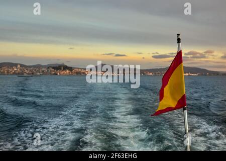 Vista sul retro di una nave che si allontana dal porto della città di Vigo in Galizia, Spagna. Foto Stock