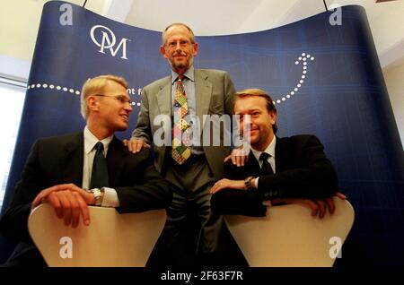 (L-R) PER LARSSON PRESIDENTE E AMMINISTRATORE DELEGATO DEL GRUPPO OM ABOLOF STENHAMMAR PRESIDENTE E MAGNUS KARLSSON BOCKER, VICE PRESIDENTE ESECUTIVO ALL'ANNUNCIO DELLA LORO OFFERTA ALLA BORSA DI LONDRA Foto Stock