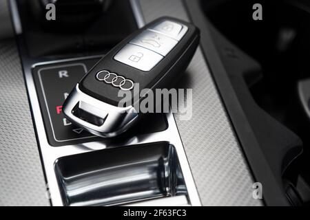 Sankt-Petersburg, Russia, 25 marzo 2021: Primo piano delle chiavi dell'auto Audi A6 in pelle nera interio di un'auto moderna. Dettagli interni Audi A6 S-Line. Foto Stock
