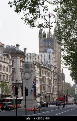 21 aprile 2011. Londra, Inghilterra. Guardando lungo Whitehall verso le donne della seconda guerra mondiale e Cenotaph monumento della guerra con le Camere del Parlamento nel Foto Stock