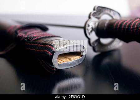 Giapponese vera spada samurai su nero Seta Foto stock - Alamy