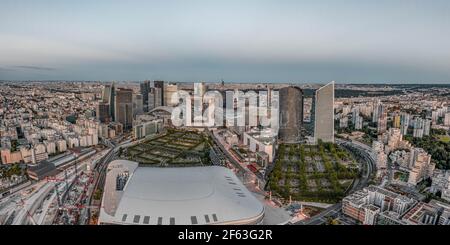 Parigi, Francia - 20 giu 2020: Scatto panoramico aereo di grattacieli in la Defense dopo blocco pandemico al tramonto Foto Stock