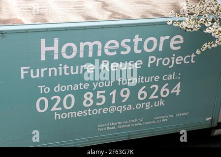 HomeStore Furniture Reuse Project, lato del furgone di consegna della collezione. Formalmente Quaker azione sociale Foto Stock