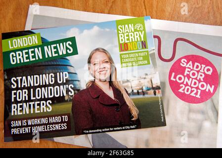 Volantini politici per le elezioni Mayoral di Londra, London Green News, Sian Berry Green Party Candidate e Sadiq Khan Labor per il Sindaco di Londra nel Regno Unito 2021 elezioni Mayoral e Assemblle Foto Stock