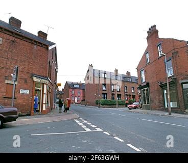 Trentham St. Leeds nel 1994. Le terrazze sulla destra sono 'back-to-backs'. Il macellaio è andato - sostituito da un parrucchiere. Foto Stock
