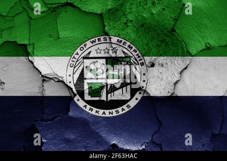 Bandiera di West Memphis, Arkansas dipinto su parete fessurata Foto Stock