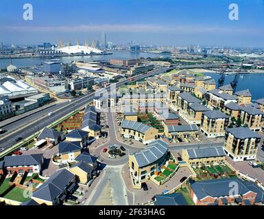 Parte dell'area di risviluppo dei Docklands di Londra con il Villaggio Britannia in primo piano e il Millenium Dome oltre il Tamigi. Foto Stock