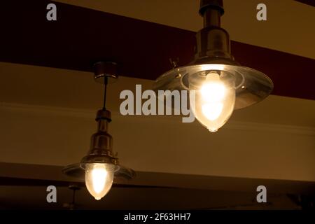 Due lampade retrò sul soffitto si avvicinano Foto Stock