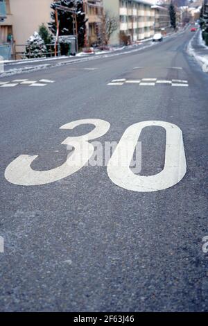 Contrassegno del limite di velocità di 30 km/ora come forma di gestione della velocità in zone residenziali in alcune giurisdizioni in Europa. Foto Stock