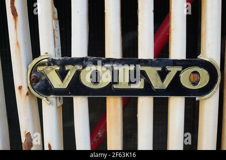 Emblema del logo Volvo sulla parte anteriore di un veicolo d'epoca. Foto Stock