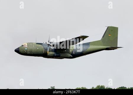 RAF Fairford, Gloucestershire, Regno Unito - Luglio 16 2018: Una Transall dell'aeronautica tedesca C-160D parte dal Royal International Air Tattoo 2018 Foto Stock