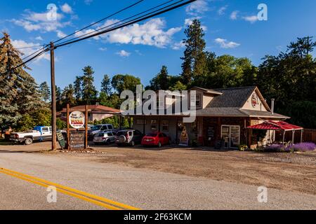 NARAMATA, CANADA - 5 LUGLIO 2020: Pizzeria all'aperto vicino alla strada nella piccola città Foto Stock