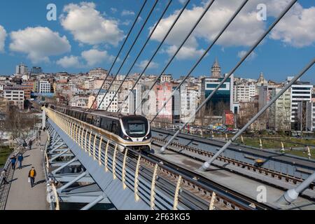 Il Golden Horn Metro Bridge ad Istanbul in Turchia Foto Stock