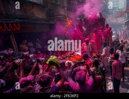 Kolkata, India. 26 Marzo 2021. Un giorno prima che 'Dol Purnima' a Kolkata seguì un rally Rolls Royce da Howrah a Kolkata. Questo tradizionale rally Rolls Royce è stato condotto dai fiduciari del tempio Satyanarayanjee di Shri Shri Iswar. A causa dei crescenti casi di infezione da Covid-19, i fiduciari mantengono anche i protocolli Covid-19 e assicurano la completa sanificazione dei locali del tempio. (Foto di Suvajit Mukherjee/Pacific Press/Sipa USA) Credit: Sipa USA/Alamy Live News Foto Stock