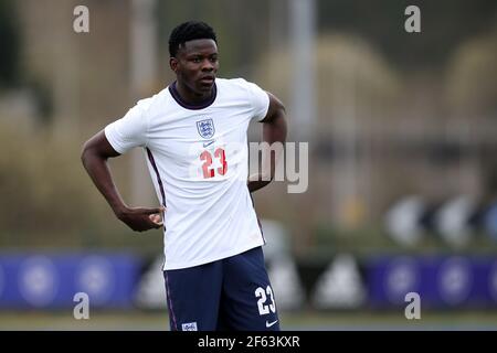 Cardiff, Regno Unito. 29 marzo 2021. Kwadwo Baah of England u18's guarda sopra. U18 Football International match, Galles / Inghilterra, allo stadio Leckwith di Cardiff, Galles del Sud, lunedì 29 marzo 2021. pic by Andrew Orchard/Andrew Orchard sports photography/Alamy Live News Credit: Andrew Orchard sports photography/Alamy Live News Foto Stock