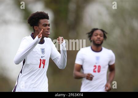 Cardiff, Regno Unito. 29 marzo 2021. Carney Chukwuemeka dell'Inghilterra u18's festeggia dopo che segna il suo 2° goal squadre. U18 Football International match, Galles / Inghilterra, allo stadio Leckwith di Cardiff, Galles del Sud, lunedì 29 marzo 2021. pic by Andrew Orchard/Andrew Orchard sports photography/Alamy Live News Credit: Andrew Orchard sports photography/Alamy Live News Foto Stock