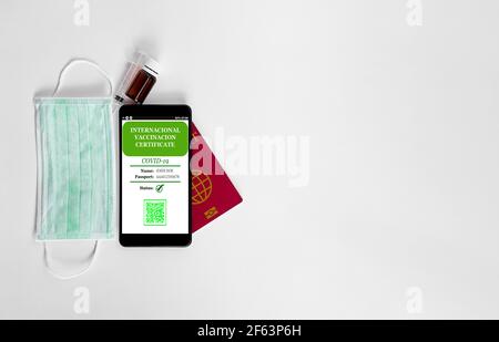 Smartphone che visualizza un certificato di vaccinazione digitale valido per COVID-19. Vaccinazione, passaporto per l'immunità alle malattie, concetti di salute e sorveglianza, Foto Stock